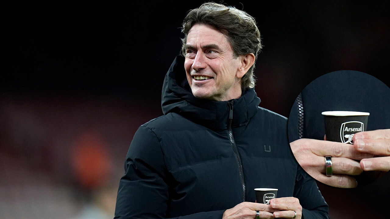 Thomas Frank fotografado com um copo do Arsenal