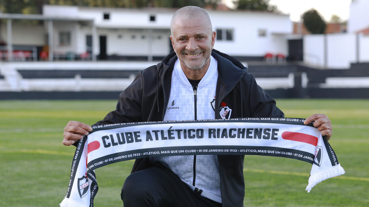 Daniel Kenedy mostra lenço do Clube Atlético Riachense