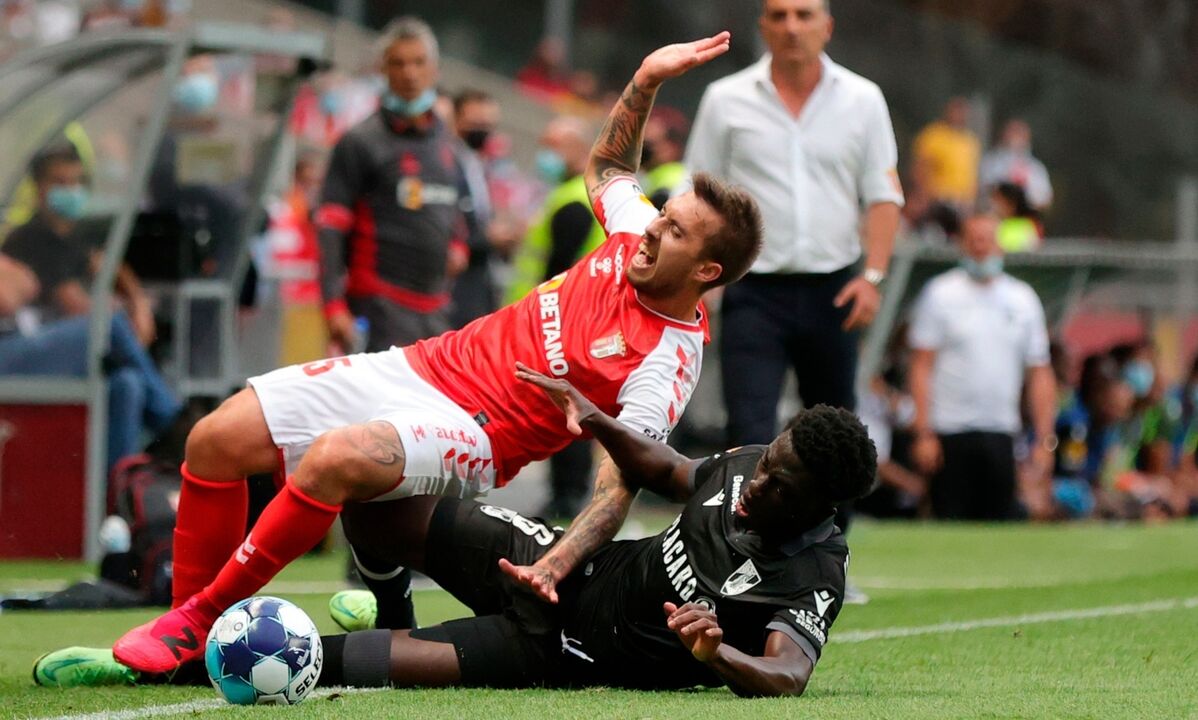 Dérbi minhoto: Confronto entre jogadores de Braga e Guimarães