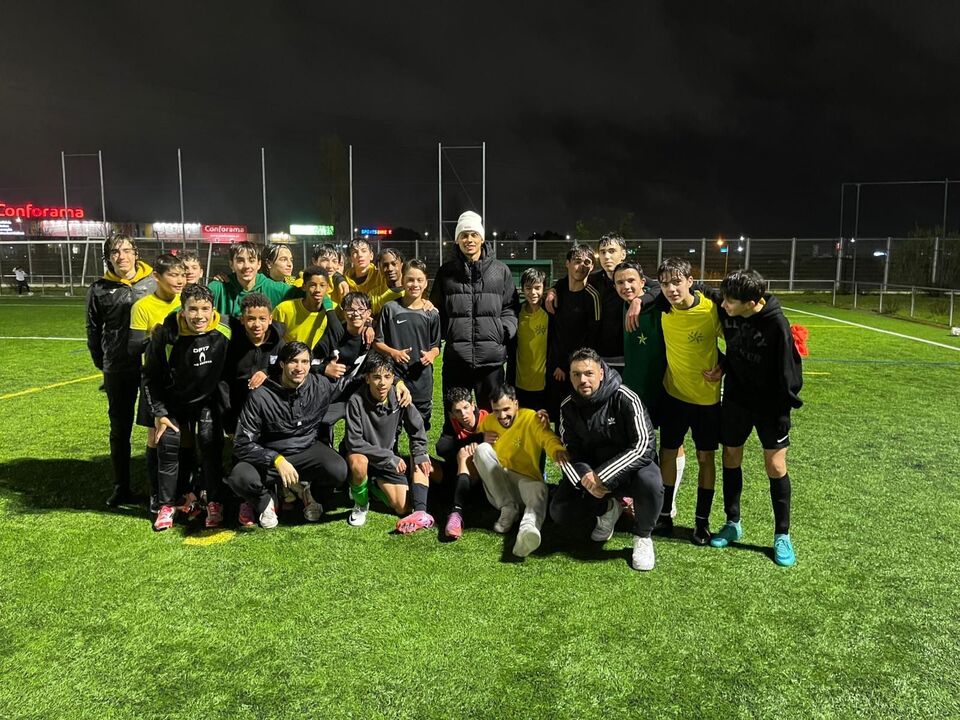 Richard Ríos visita treino do Estrela Afonsoeirense em Montijo