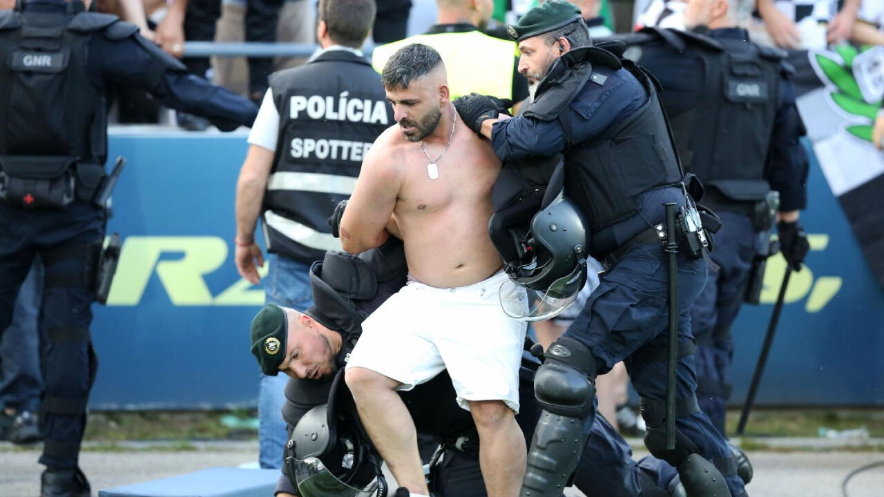 Polícia teve de repor a ordem em vários estádios