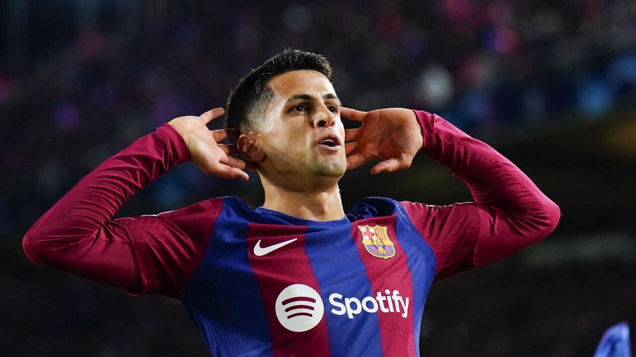 João Cancelo assina pelo Barcelona após exames médicos.
