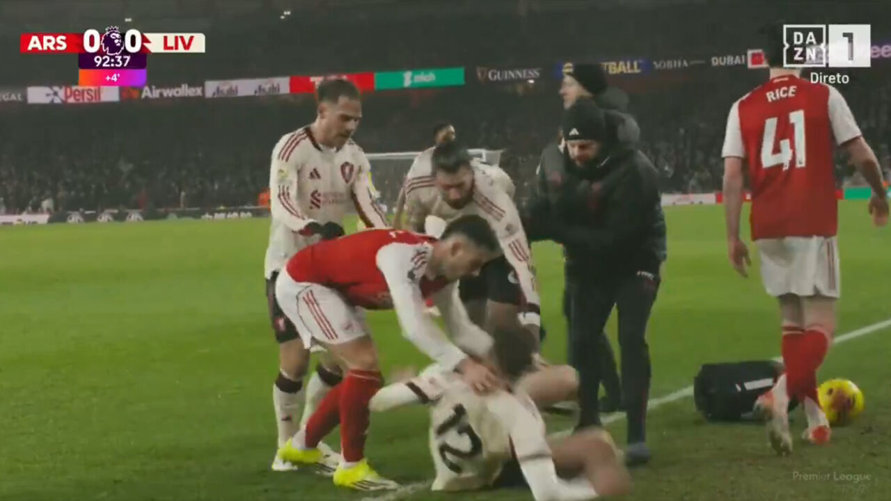 A enorme confusão no Arsenal-Liverpool depois do momento que envolveu Conor Bradley e Martinelli