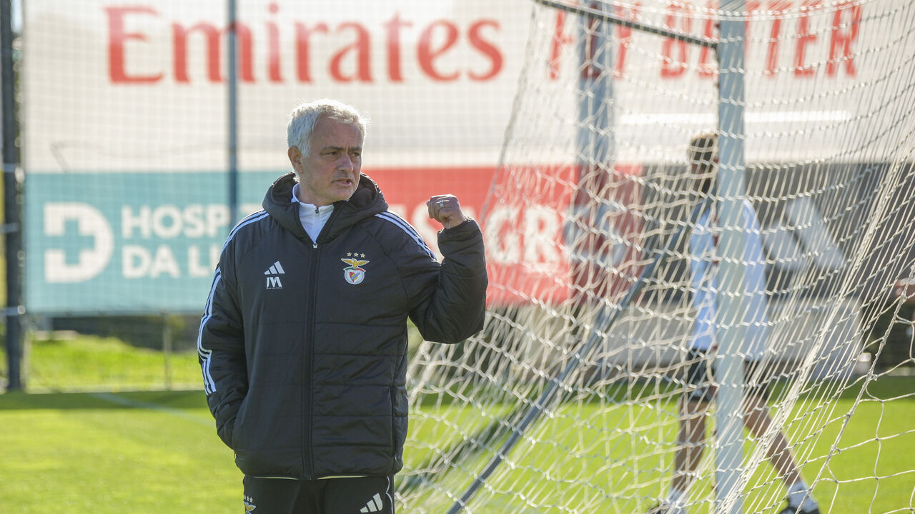 Mourinho no treino do Benfica