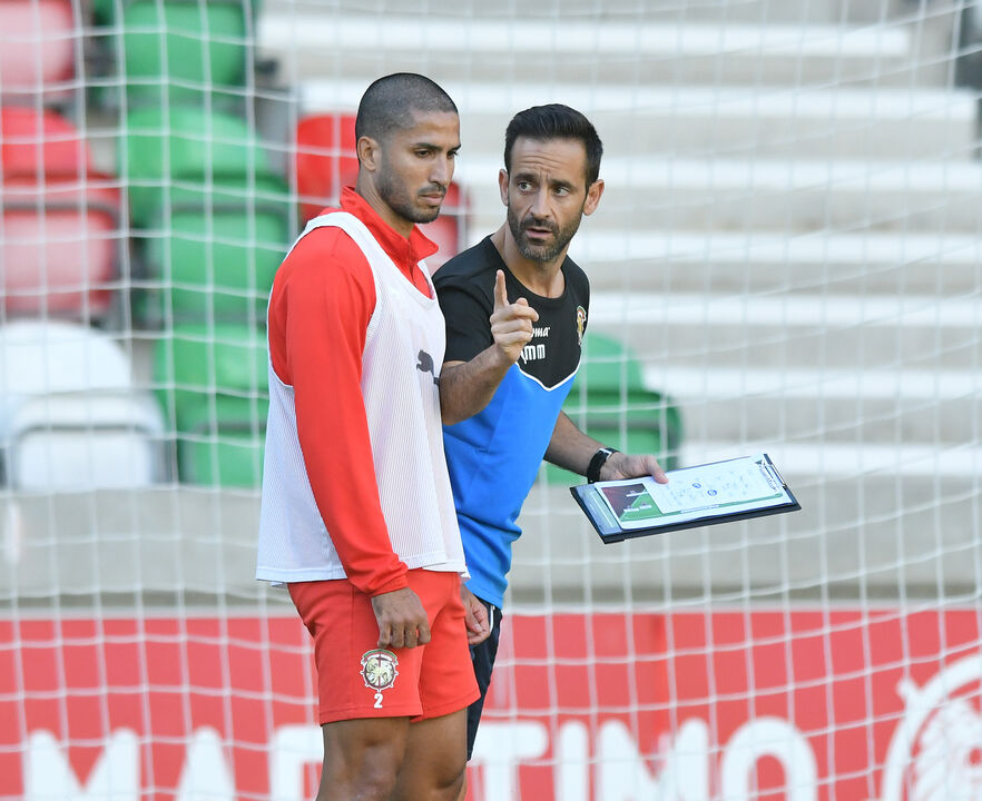 Miguel Moita (à direita), treinador do Marítimo