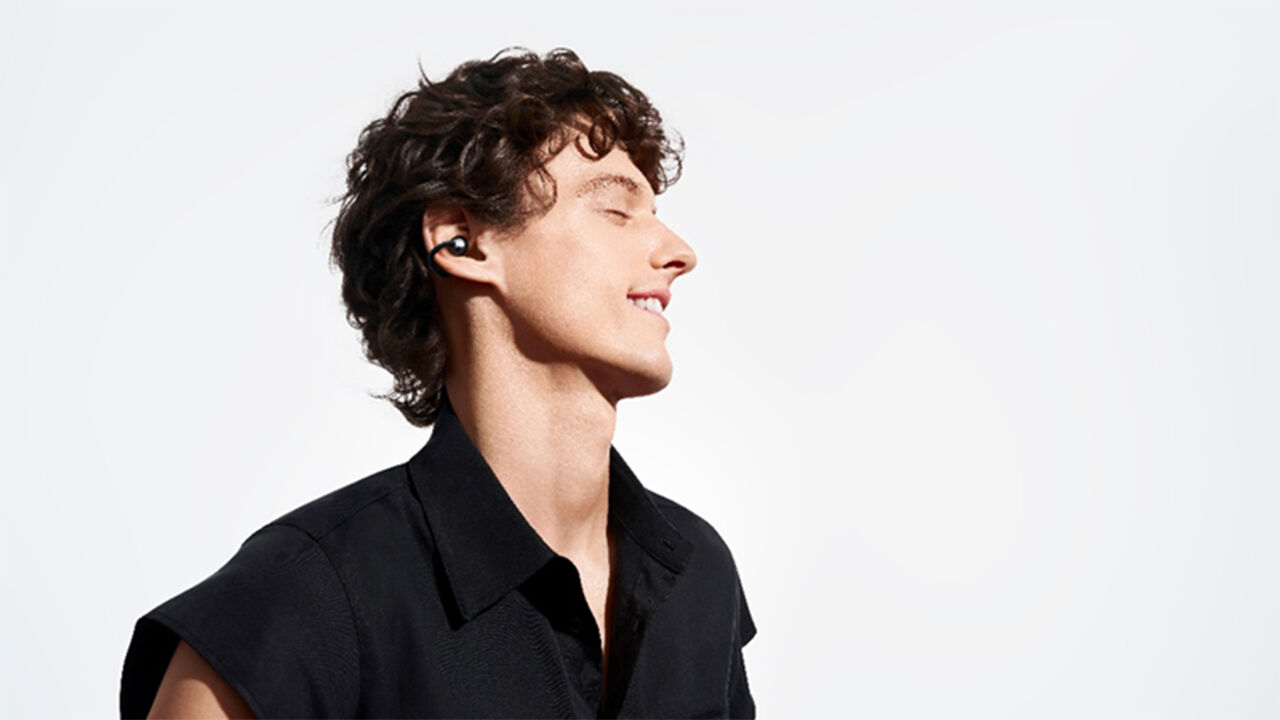 Homem ouve música com auscultadores