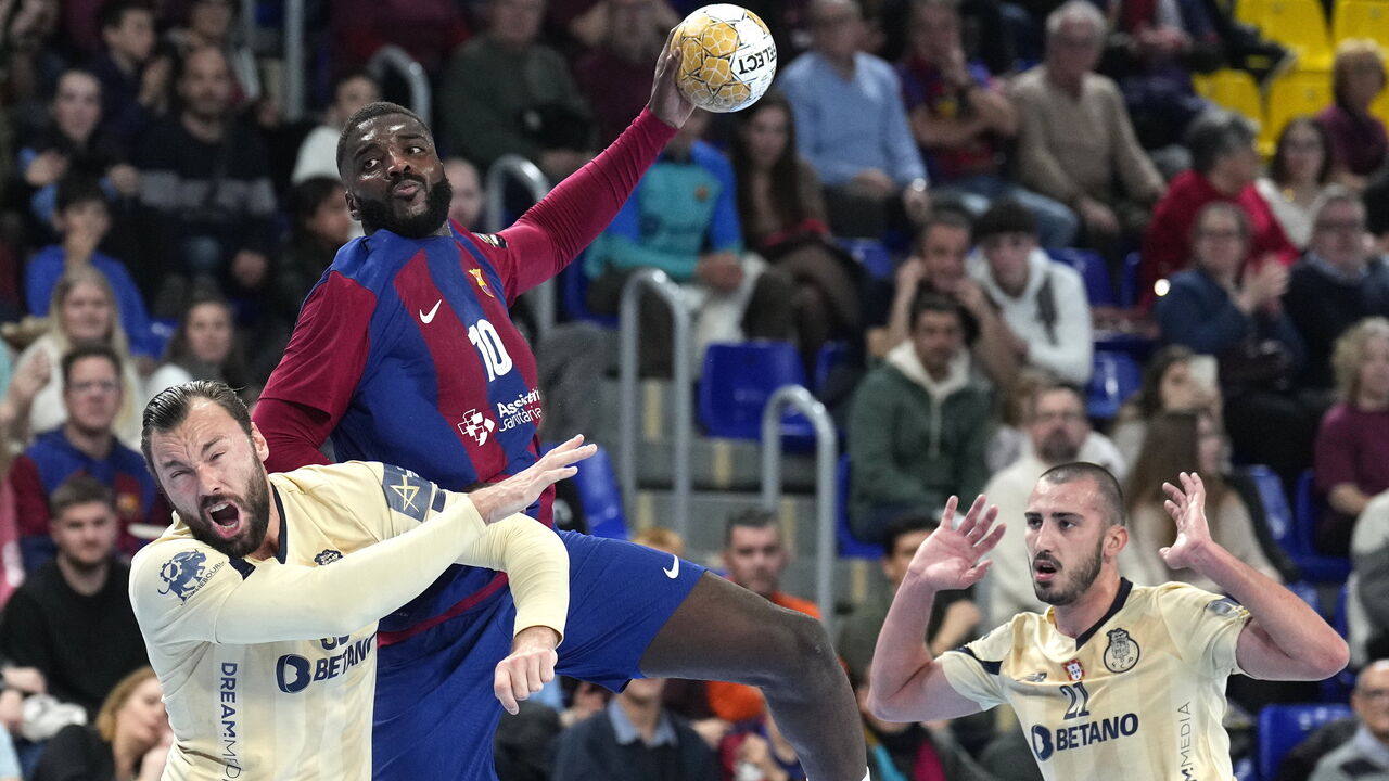 Jogo de andebol entre Barcelona e Porto