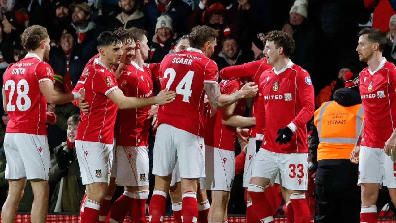 Wrexham segue em frente