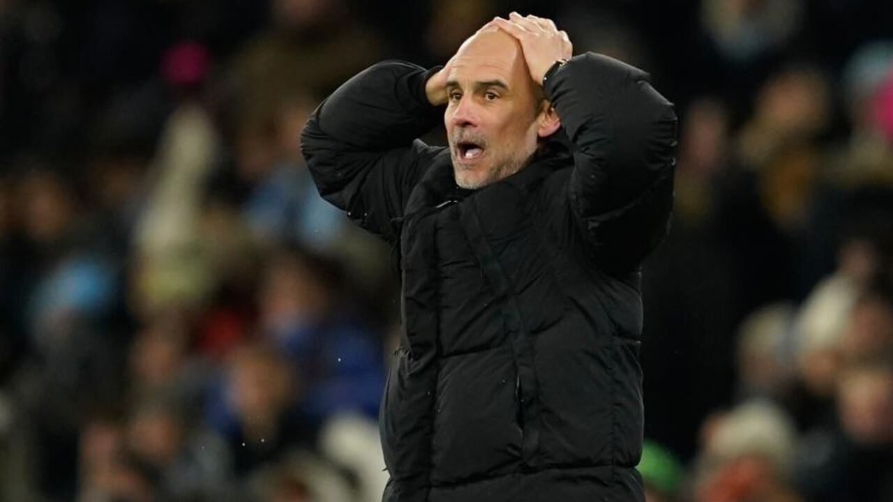 Guardiola com as mãos na cabeça