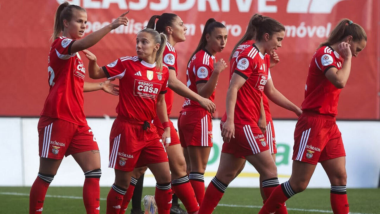 Jogadoras do Benfica a festejar