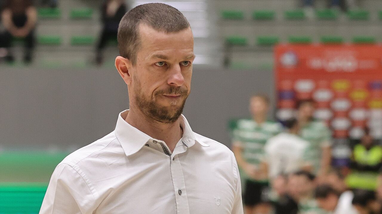 Treinador observa jogo durante partida