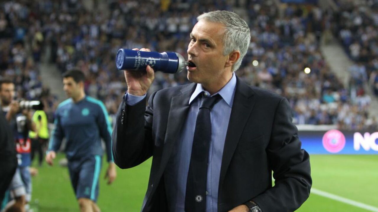 Mourinho bebe água durante jogo do FC Porto