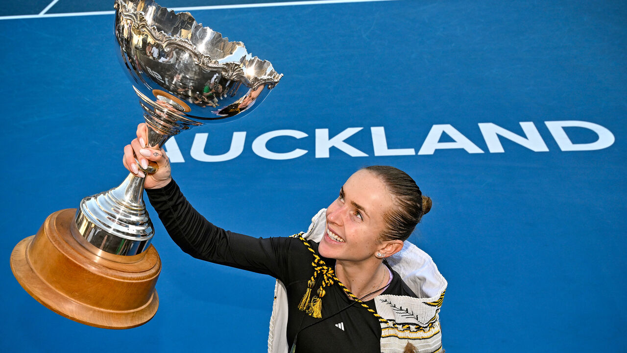 Elina Svitolina ergue troféu em Auckland