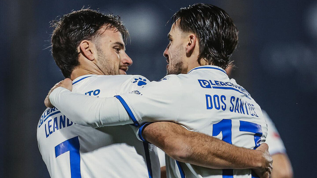 Jogadores do Feirense a festejar