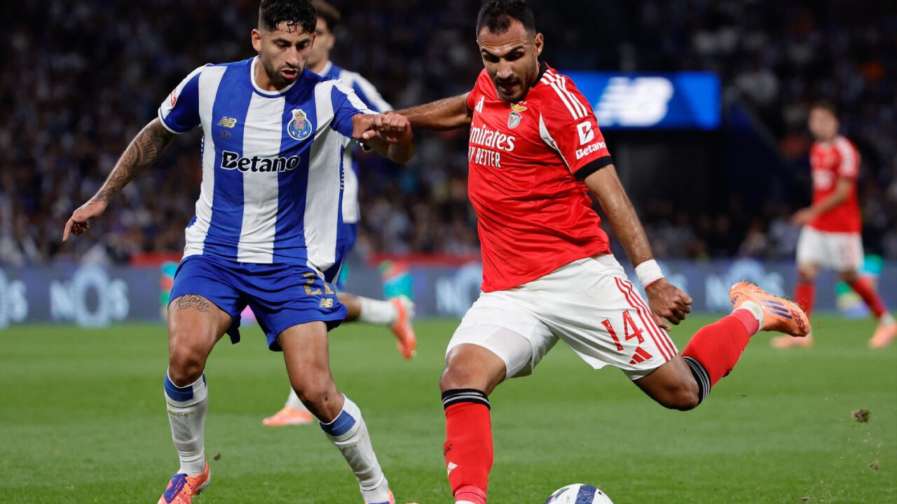 Alan Varela com Pavlidis no 0-0 da 1.ª volta do campeonato