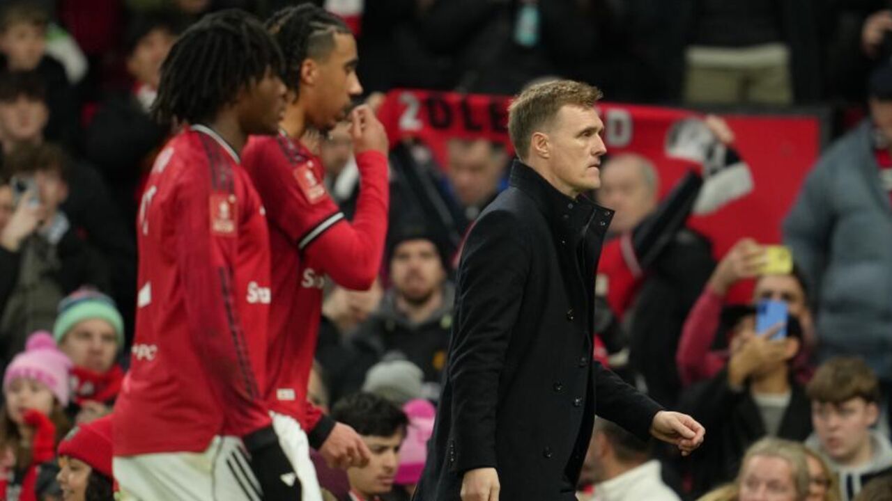 Treinador do Manchester United acompanha jogo no meio da multidão