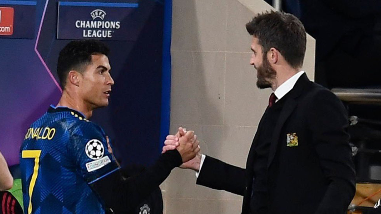 Cristiano Ronaldo cumprimenta Michael Carrick em 2021, após o jogo com o Villarreal, na Champions