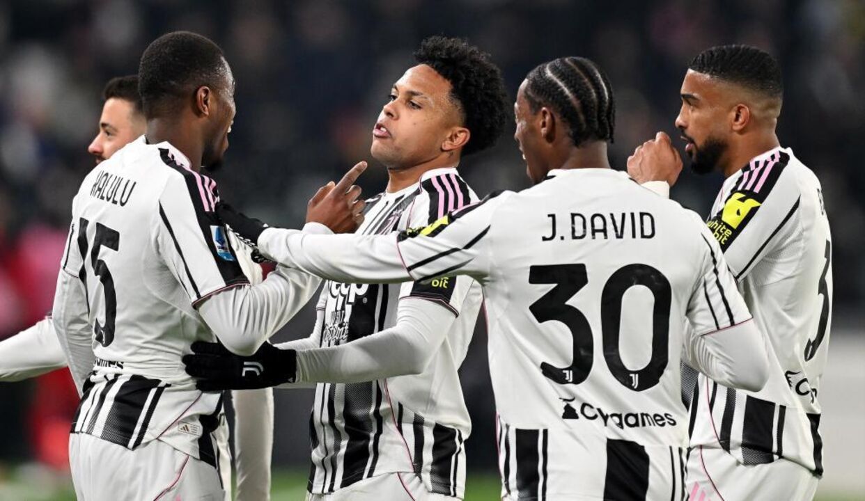 Jogadores da Juventus celebram vitória sobre o Cremonese na Serie A