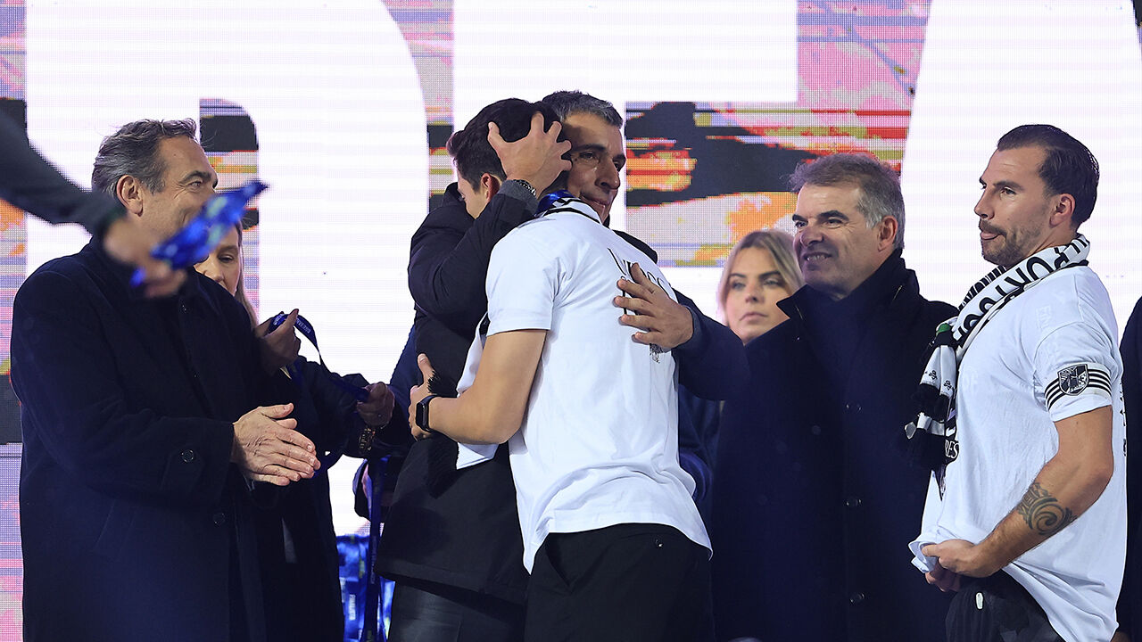 António Miguel Cardoso e o treinador Luís Pinto celebram juntos