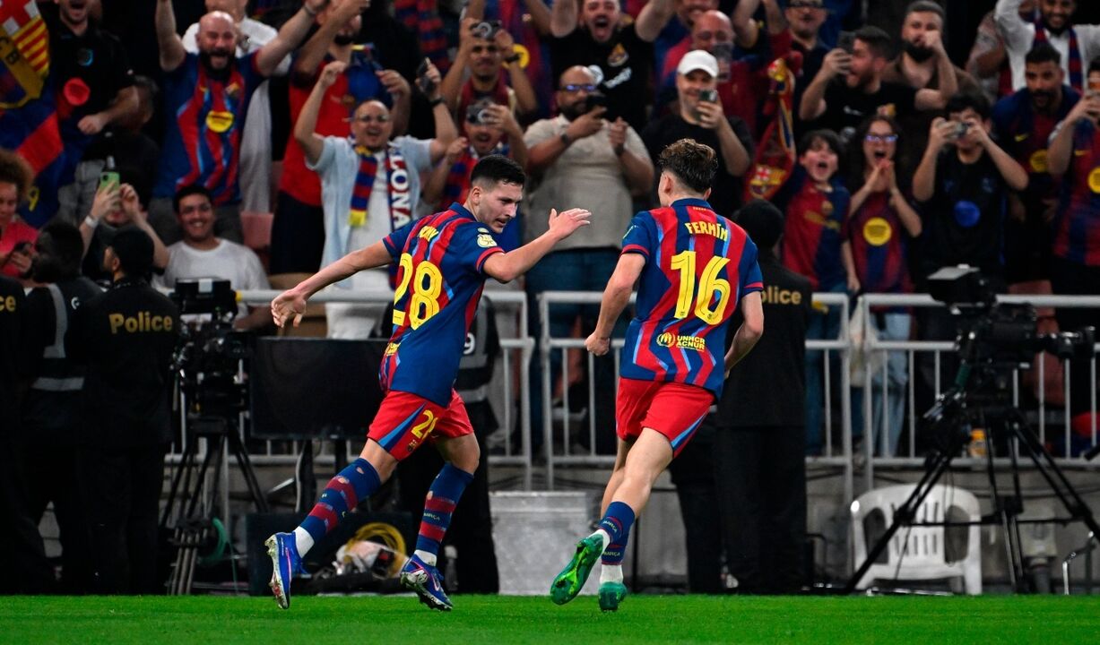 Jogadores do Barcelona celebram golo frente a adeptos