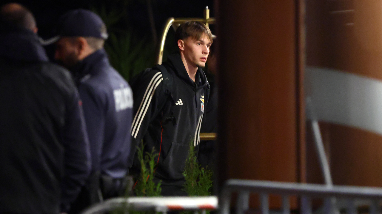 Amar Dedic à chegada do Benfica ao hotel Hollyday Inn, em Vila Nova de Gaia