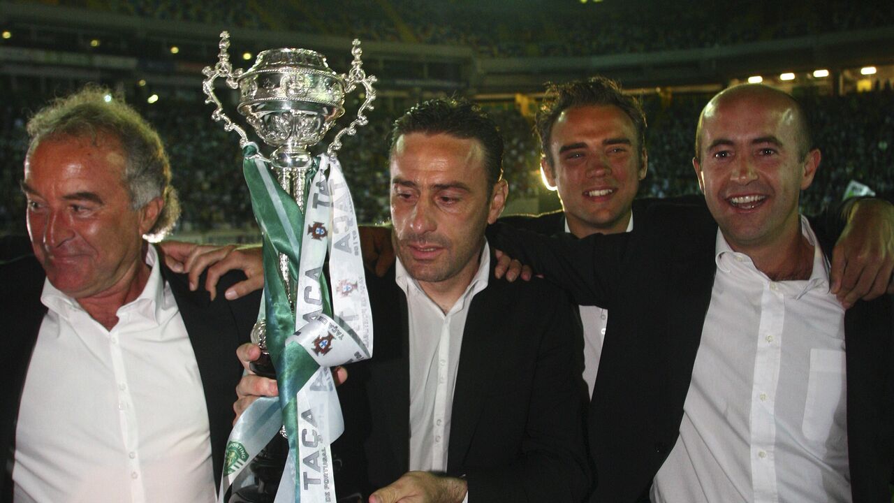 Paulo Bento e a sua equipa técnica a erguer a Taça de Portugal em 2008