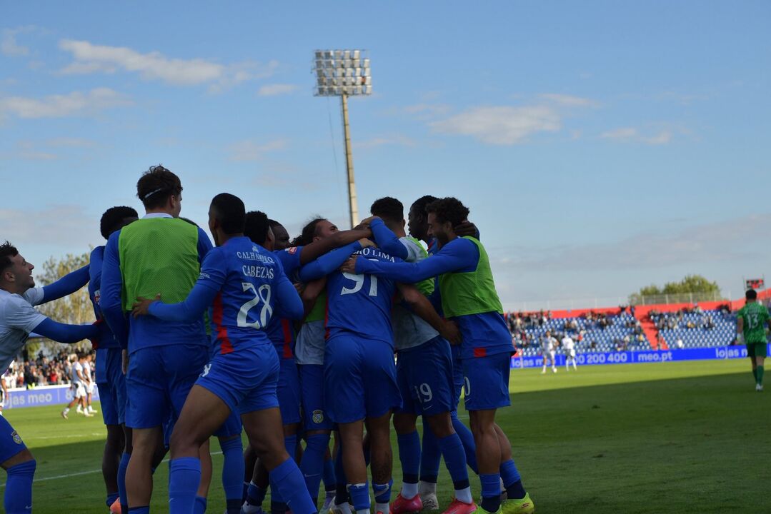 Jogadores do Alverca festejam golo frente ao V. Guimarães