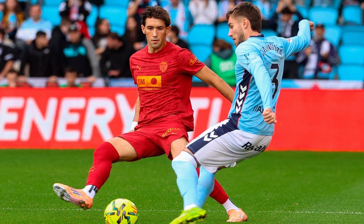 Mingueza troca passes durante um jogo entre o Celta e o Barça