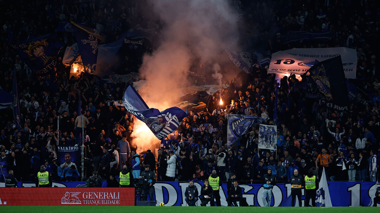 Chuva de tochas no FC Porto-Benfica