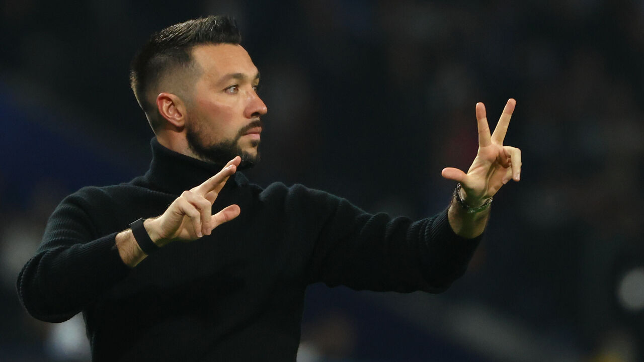 Francesco Farioli reage no banco do FC Porto durante o clássico com o Benfica