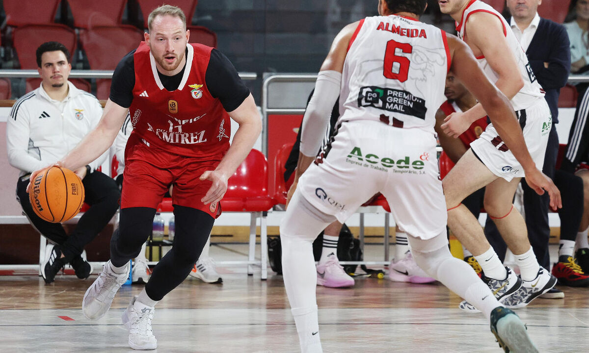 Basquetebolistas competem em jogo