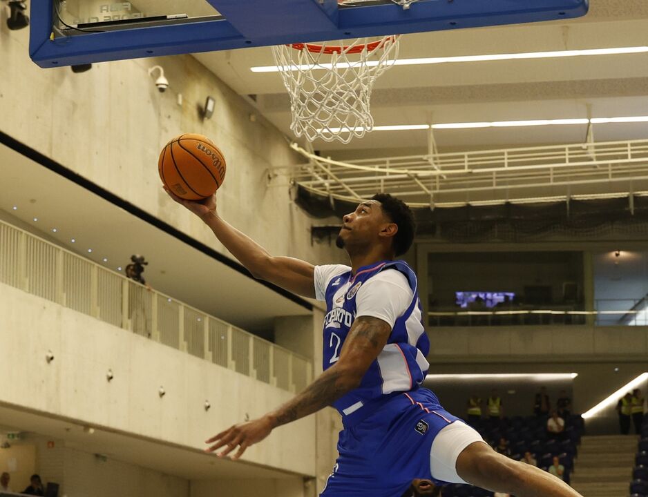 Jogador de basquete tenta marcar cesto durante partida