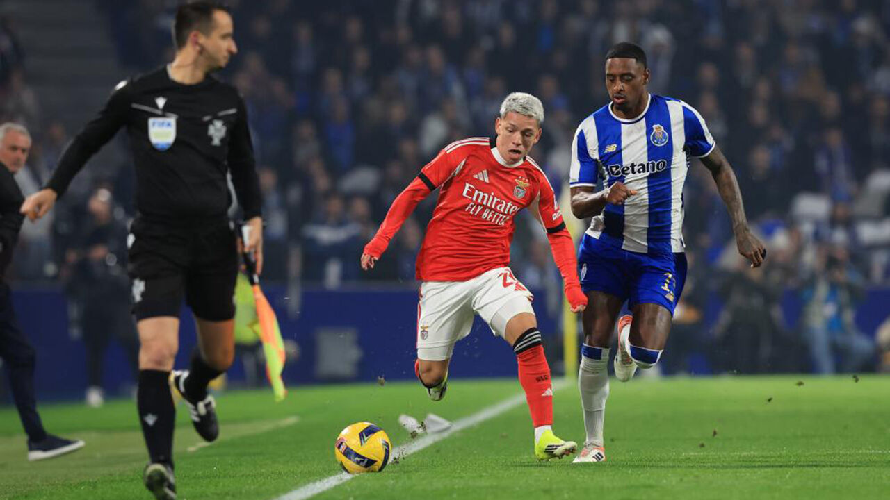 Pablo Rosario diante do Benfica