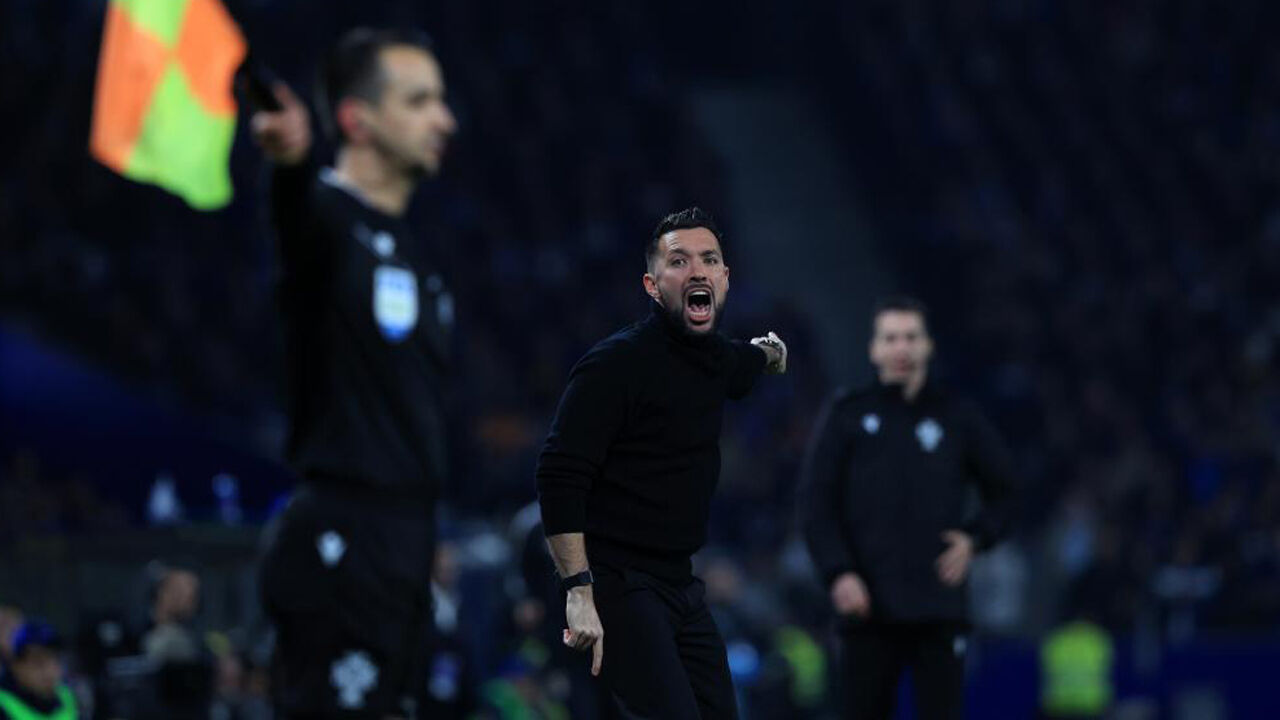 Francesco Farioli reage durante o jogo com o Benfica