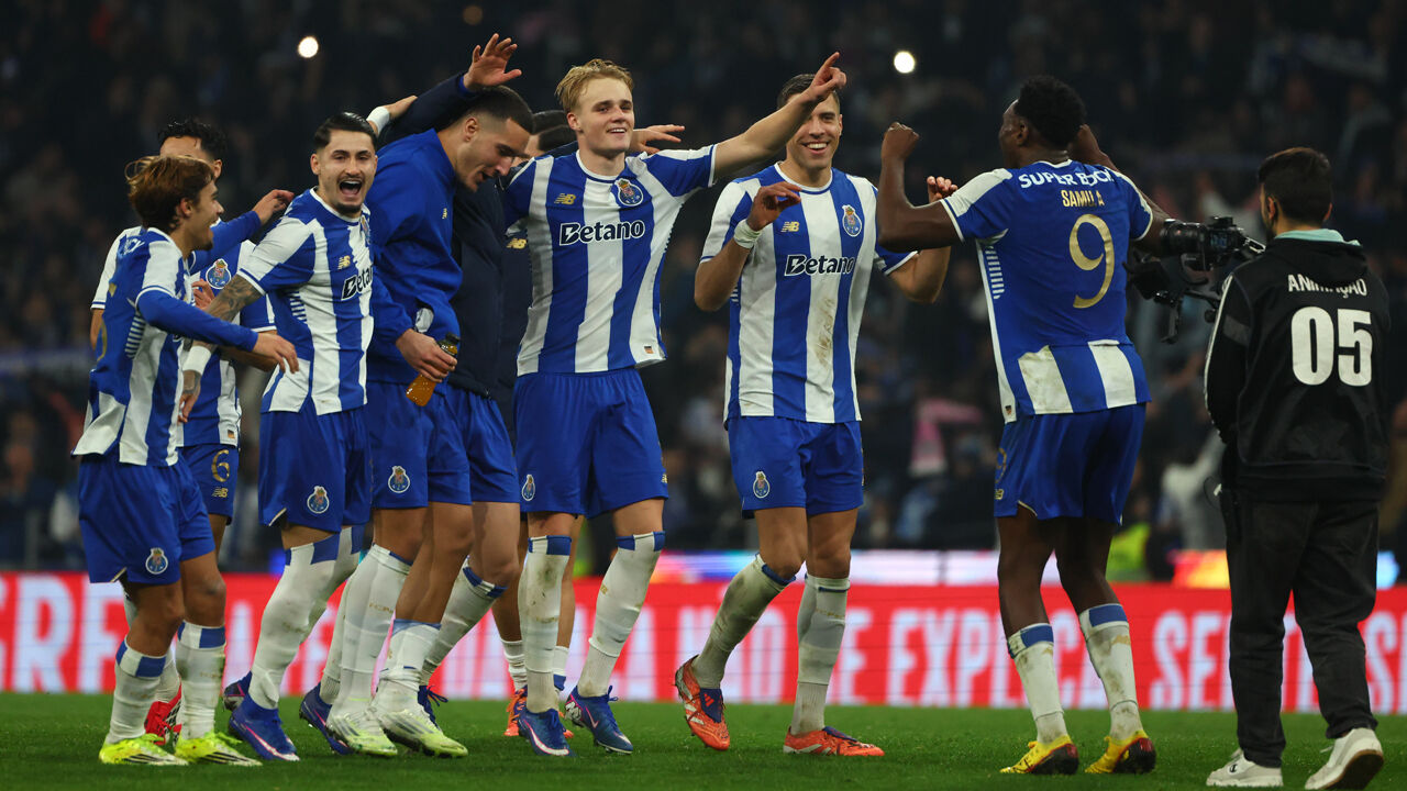 Jogadores do FC Porto fazem a festa no relvado do Estádio do Dragão