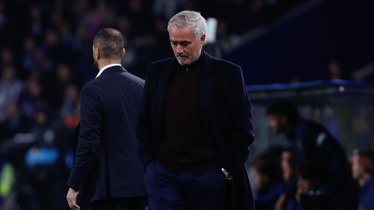 José Mourinho pensativo durante o FC Porto-Benfica