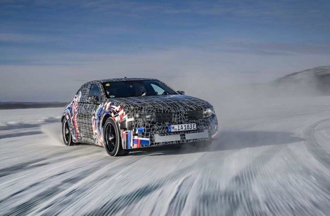 Os detalhes estéticos deste iM3 criado de raiz estão "tapados" pela película camufladora mas percebe-se que será mais baixo do que a berlina convencional