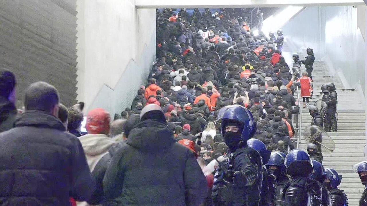 Adeptos do Benfica e polícia no Estádio do Dragão após queixas do clube