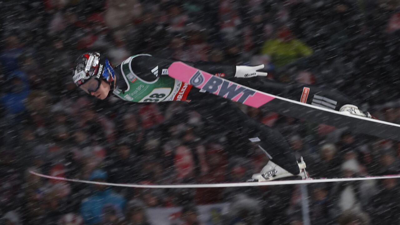 Atleta compete em salto de esqui