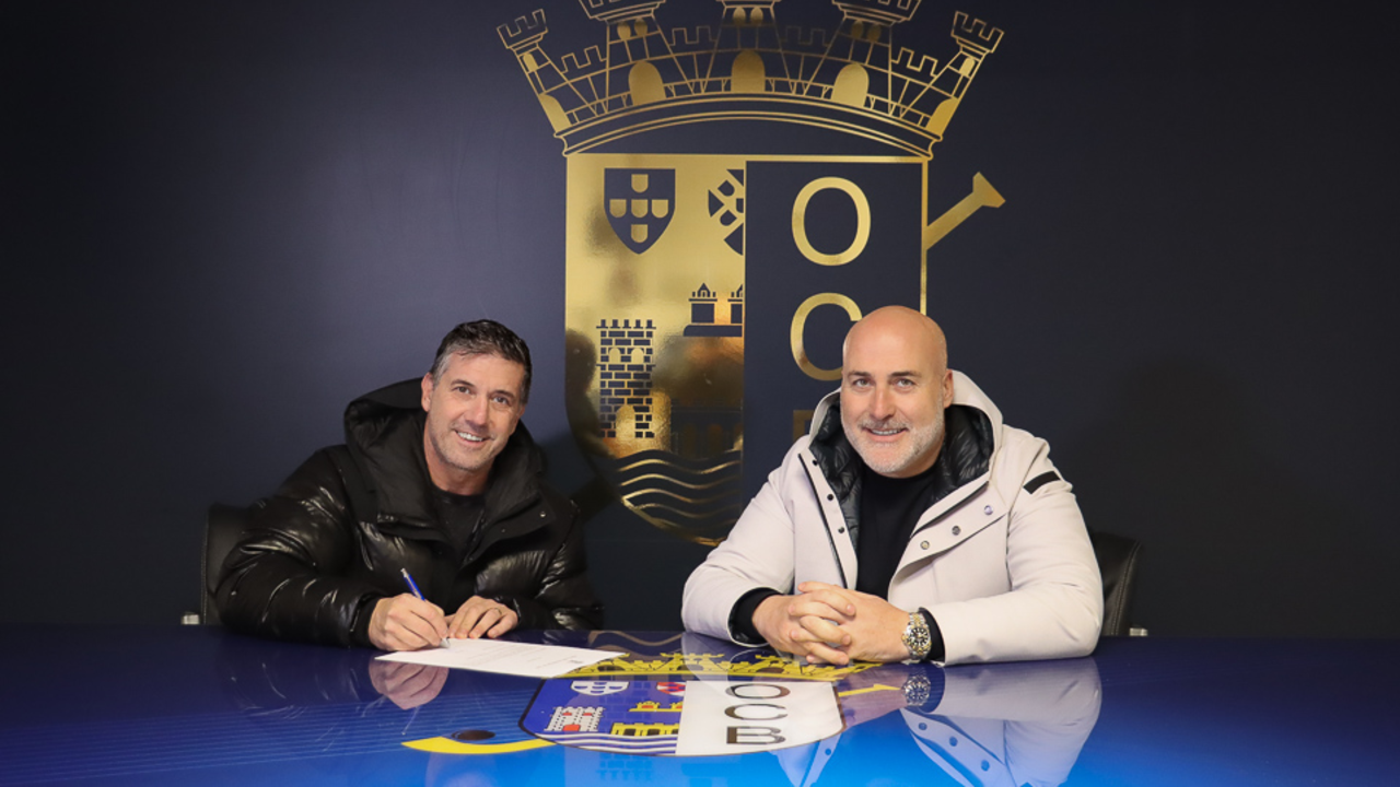 Rui Neto ao lado de Hugo Ricardo, presidente do OC Barcelos