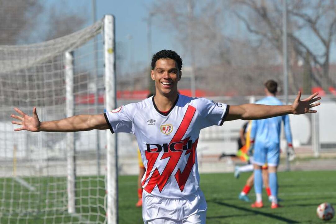 Etienne Eto'o, filho de Samuel Eto'o, junta-se ao Villarreal CF