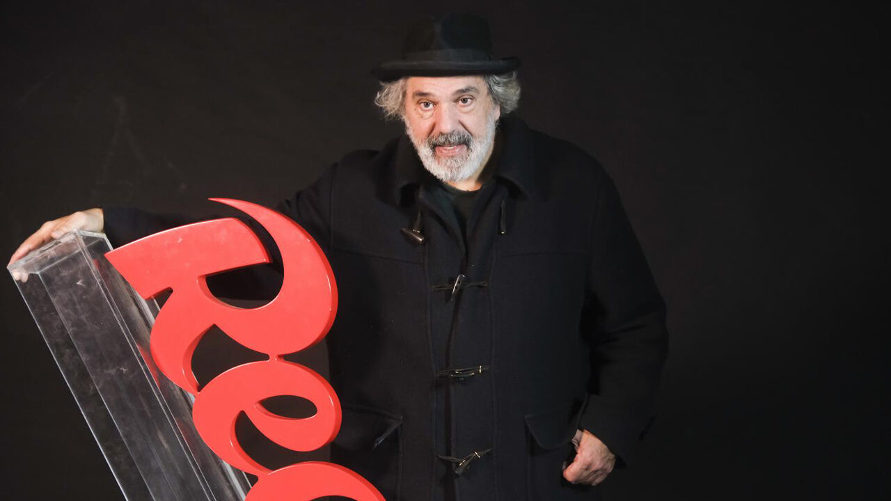 Manuel João Vieira abre o livro em entrevista a Record