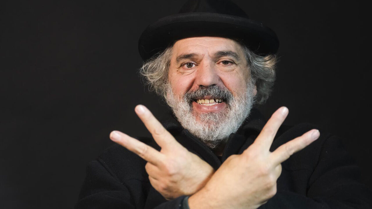 Manuel João Vieira abre o livro em entrevista a Record