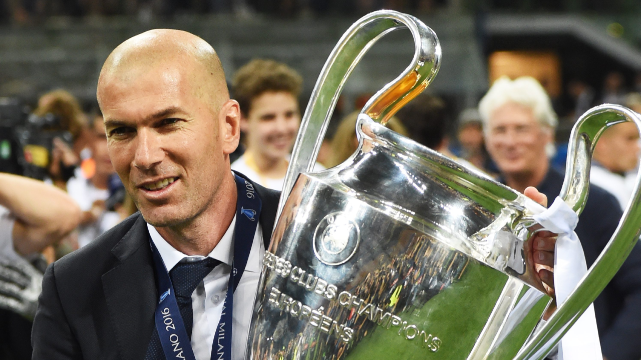 Zidane posa com o troféu da Liga dos Campeões