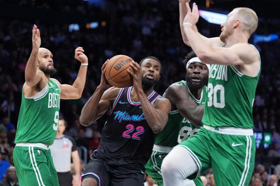 Andrew Wiggins (22), dos Miami Heat, com Derrick White (9), Sam Hauser (30) e Neemias Queta (88) dos Celtics