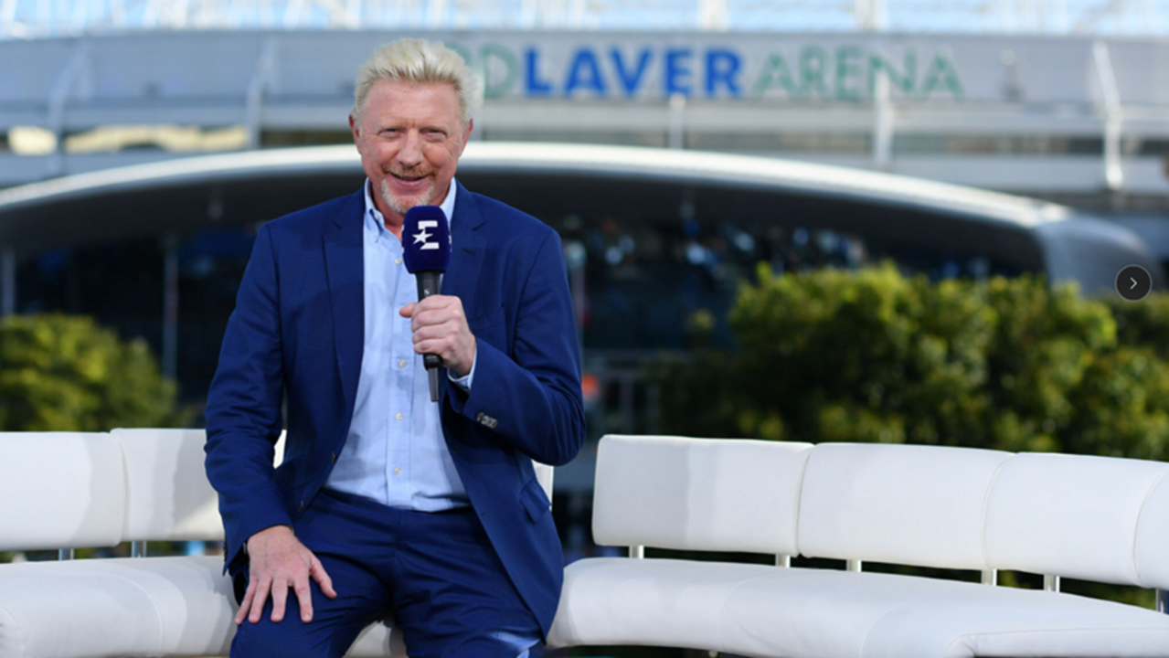 Boris Becker com microfone na Laver Arena