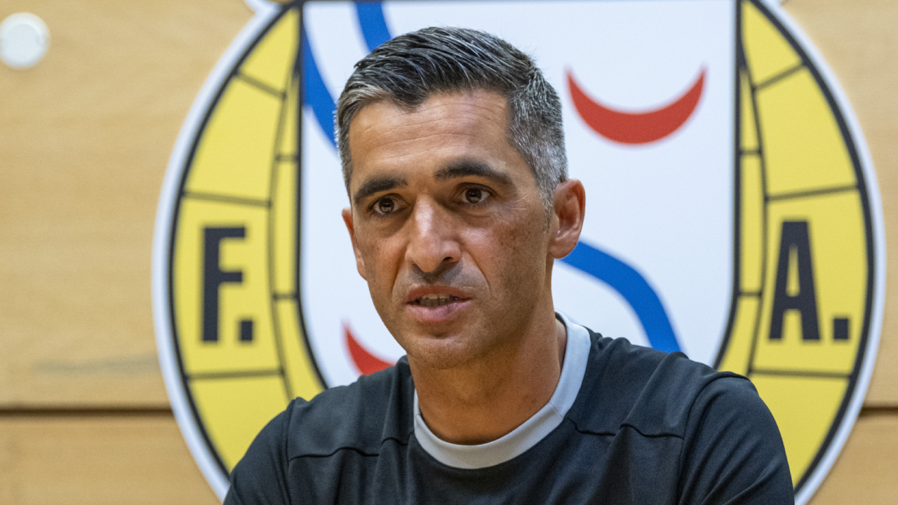 Custódio Castro, treinador do Alverca, durante a conferência