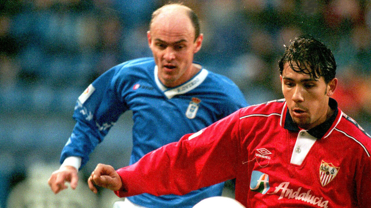 Jogo de futebol com atletas de Sevilha e Corunha em campo