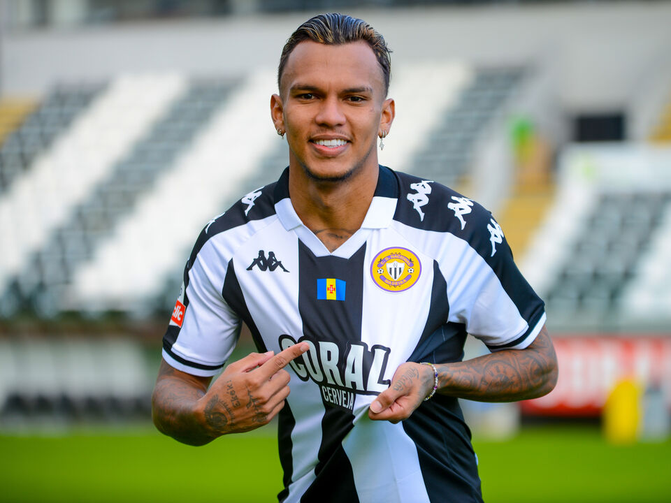 Reforço apto a ser tilizado