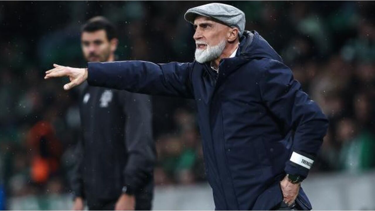 Álvaro Pacheco orienta a equipa durante o jogo